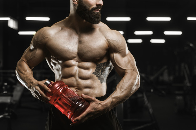 Красивые сильные спортивные мышцы мужчины пьют воду и спортивное питание тренировки бодибилдинг концепция | Премиум Фото